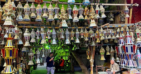 فوانيس رمضان تزين شوارع القاهرة احتفالا بقدوم الشهر الكريم.. صور