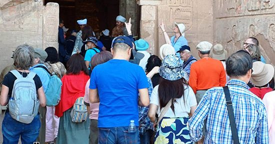 أفواج سياحية من شتى دول العالم تزور معبد أبوسمبل قبل ظاهرة تعامد الشمس