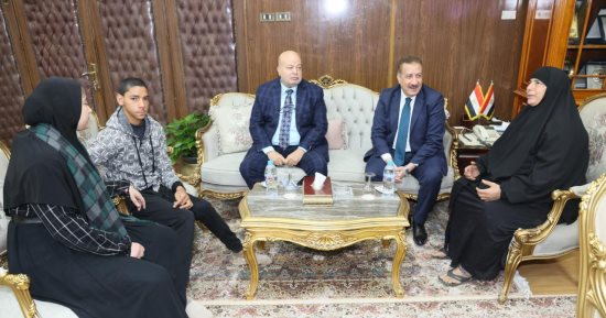 محافظ المنوفية لأرملة ويسلما "سرير طبى حرارى" لابنها المريض بالعمود الفقرى