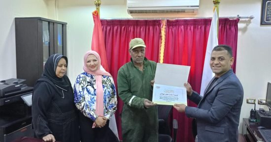 رئيس مدينة البياضية بالأقصر يكرم الموظف المثالى عن شهر يناير.. صور