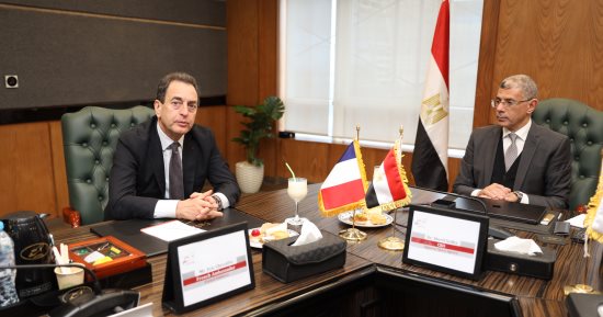 السفير الفرنسي يزور وكالة الفضاء المصرية ويشيد بتطورها التقني