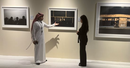 مصور سعودى يوثق خشوع المسلمين أمام الكعبة: أفضل الصور تعود لرجل يحمي زوجته