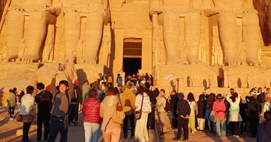 الساحة امتلأت بالسياح.. آلاف السائحين فى أبو سمبل لمشاهدة تعامد الشمس.. لايف