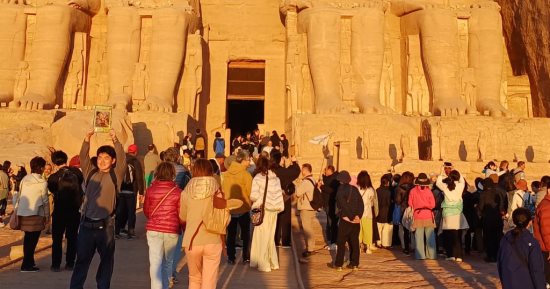 قبل يوم من تعامد الشمس.. امتلاء ساحة معبد أبو سمبل بالوفود السياحية الدولية