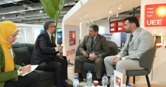  وكيل وزارة البترول يبحث خطط التوسع فى مشروعات الطاقة الجديدة والمتجددة