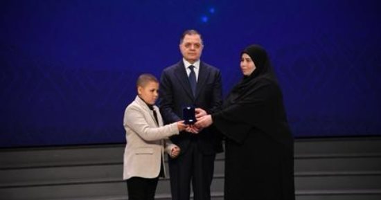 وزير الداخلية يكرم أسر الشهداء والمصابين والمتميزين.. صور