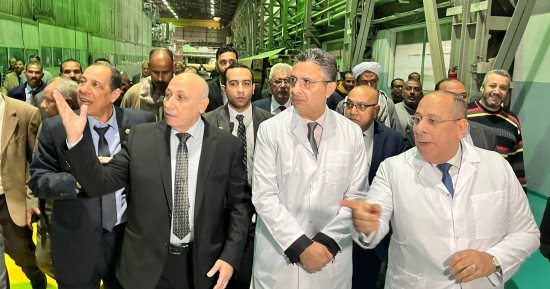 وزير التموين يتفقد مراحل إنتاج مصنع الورق بقوص فى قنا