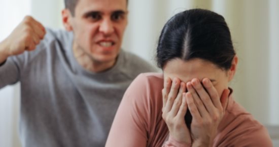 لو مغتربة اعرفى تتصرفى إزاى لو تعرضتى للعنف الزوجى.. 6 خطوات عملية