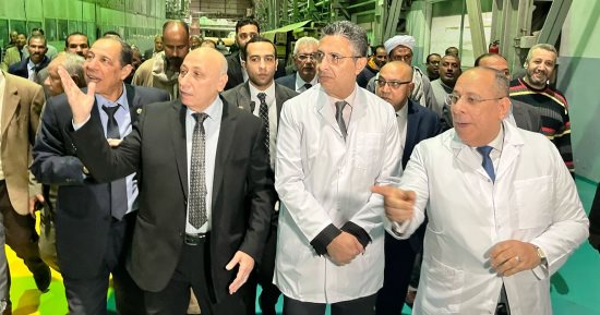 وزير التموين يصل قنا لتفقد مصنعى السكر والورق بقوص