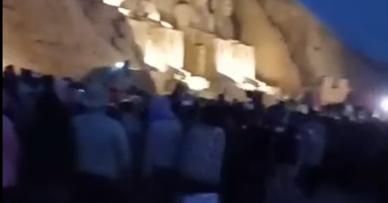 إقبال السائحين على معبد أبو سمبل واصطفافهم فى طابور سياحى لمشاهدة تعامد الشمس