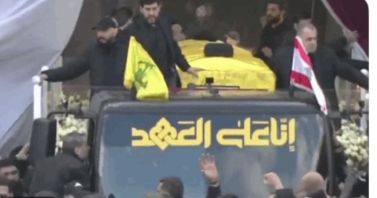 شاهد لحظة دخول جثمان حسن نصر الله استاد مدينة كميل شمعون مكان الجنازة