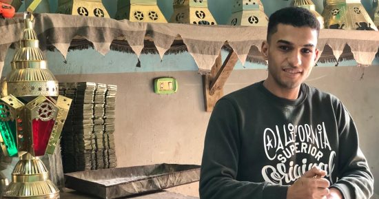 طالب جامعى فى الصباح وصانع فوانيس بالمساء.. يوسف الجيزاوى ورث المهنة أبا عن جد وعمره 6 سنوات.. أجاد التصنيع فى الـ11 وتفوق دراسيا والتحق بكلية الحقوق.. ويؤكد: فخور باللى حققته وعمرى ما هسيب صنعتى