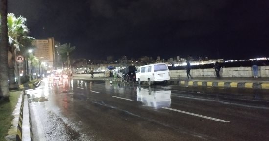 الأمطار تضرب الإسكندرية مع طقس شديد البرودة ليلا.. فيديو