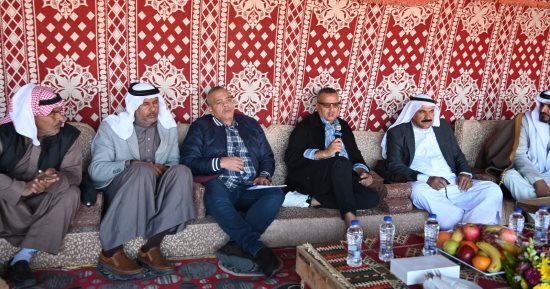 محافظ جنوب سيناء يؤكد للمشايخ والعواقل ضرورة الترويج للمشروعات البيئية