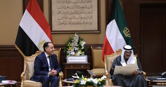 مدبولى يسلم دعوة الرئيس السيسى لـ أمير الكويت لحضور القمة العربية فى القاهرة