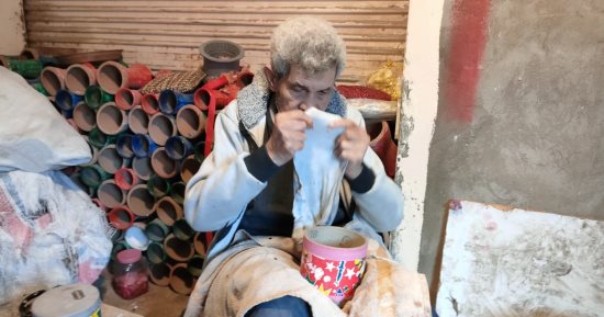 الحرف اليدوية في زمن الآلات.. صناعة الطبل من الفخار والجلد بمنطقة السيد البدوي بالغربية..من الصناعات التراثية التي تشتهر بها المحافظة.. صالح: أعمل بها منذ 34 عاما.. وتتنوع مابين طبلة الأفراح والمسحراتى والأطفال