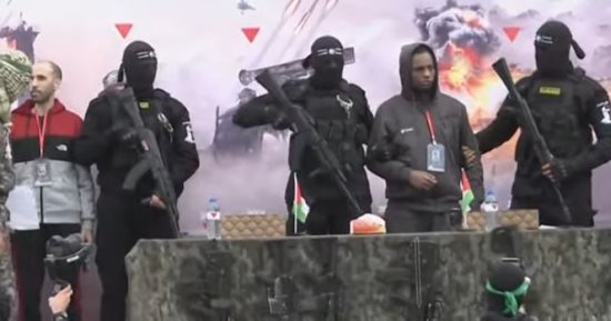 الفصائل الفلسطينية تفرج عن أسير يهودى بعد 10 سنوات من الاحتجاز بغزة.. صور