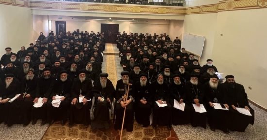 البابا تواضروس الثانى يلتقى الأنبا باخوميوس ومجمع "البحيرة ومطروح"