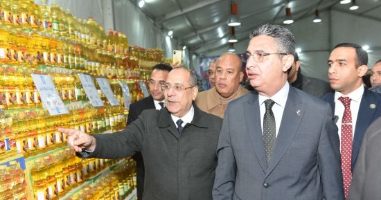 كل ما تحتاجه الأسرة المصرية من سلع غذائية ولحوم بمعرض القابضة للصناعات الغذائية.. يتضمن 580 صنفًا من المنتجات.. تخفيضات على الأسعار تصل إلى 30%.. ووزير التموين يقرر مد فترة العمل بمعارض أهلا رمضان في المحافظات