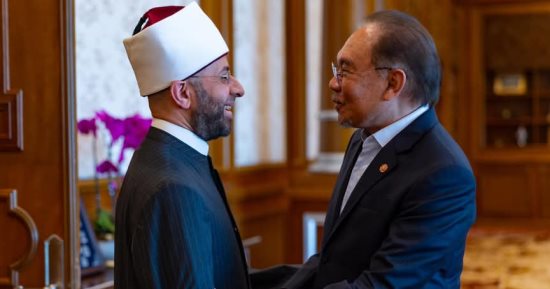 رئيس وزراء ماليزيا يستقبل وزير الأوقاف لتعزيز التعاون الدينى والثقافى
