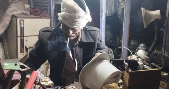 حكاية عم رجب 70 سنة ولسه بيصلح أجهزة منزلية.. ويؤكد: نعمة وهبها الله لى