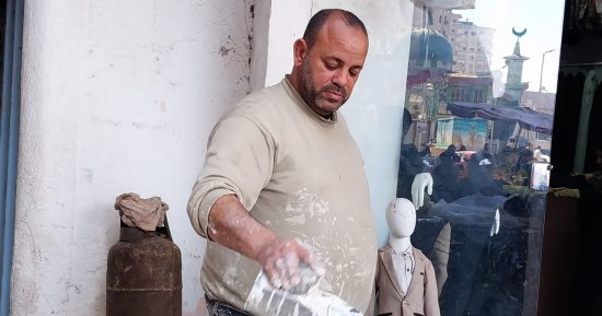 عم "توكل" صنايعى حلويات دمياطى: "الأسعار حلوة والكل هيفرح السنة دى".. صور