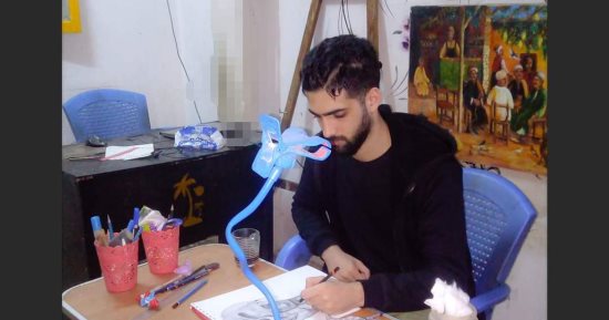 "هشام" يبدع فى رسم البورتريهات والمناظر الطبيعية بالرصاص والفحم بالغربية