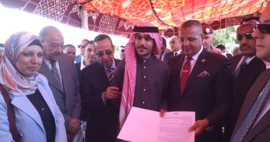 محافظ جنوب سيناء يسلم عقود عمل لذوى الهمم بالقطاع الخاص