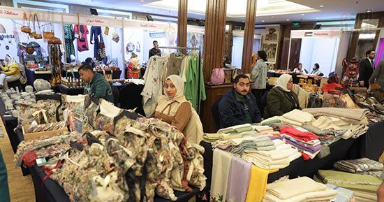 محافظا الجيزة والقاهرة يتفقدان منتجات السجاد والأرابيسك بمعرض الحرف اليدوية
