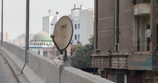 القبض على شخص وضع "طبق دش" أعلى محور رئيسي بالعمرانية
