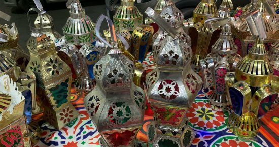 "رمضان فى الغردقة حاجة تانية".. أسواق الفوانيس تزين الشوارع وتشهد إقبالا كبيرا.. والأسعار تبدأ من 30 جنيها وتصل لـ 2000.. ومعارض أهلا رمضان تغزو مدن البحر الأحمر وتقدم خصومات على السلع الغذائية تصل لـ25%.. صور