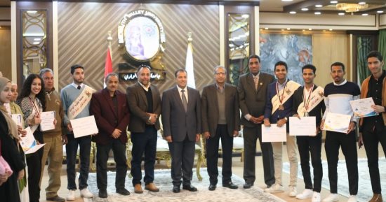 رئيس جامعة جنوب الوادى يكرم الطلاب المثاليين وأوائل مسابقة القرآن