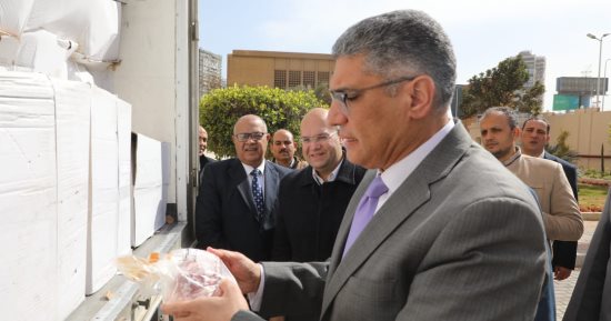 محافظ الجيزة يشهد تسلم 5 أطنان لحوم صكوك الإطعام لتوزيعها على الأولى بالرعاية