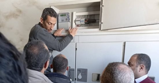 رئيس كهرباء جنوب القاهرة يقود حملة لضبط سارقى التيار بـ"عرب أبو مساعد"