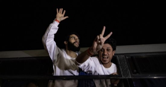 الاحتلال الإسرائيلي يسلم 620 أسيرا فلسطينيا ضمن صفقة التبادل