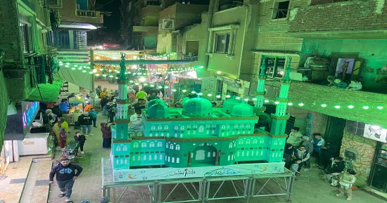 45 سنة محبة.. أهالى البراجيل يعلقون أكبر مجسم لمسجد لاستقبال شهر رمضان
