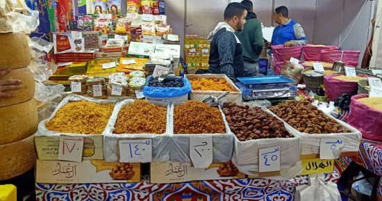 انتشار شوادر بيع البلح والياميش بشوارع الدقهلية.. الكيلو يبدأ بـ15 جنيهًا (صور)