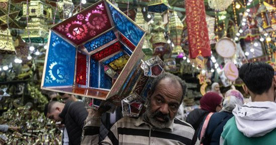 فانوس رمضان يرسم البهجة فى شوارع القاهرة