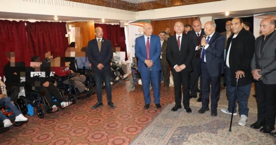 محافظ القاهرة يوزع 22 كرسى متحرك كهربائى على ذوى الهمم
