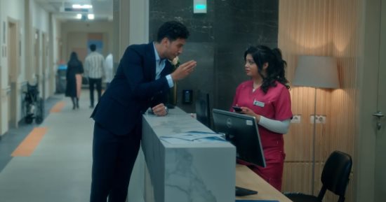 أحمد عبد الوهاب يغازل الفتيات بالمستشفى فى الحلقة الأولى من مسلسل الكابتن