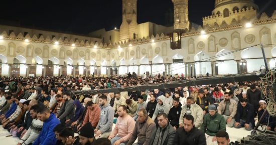 مواقيت الصلاة اليوم.. موعد أذان العشاء السبت وصلاة التراويح 15 رمضان بالمحافظات