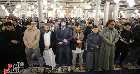 أجواء رمضانية روحانية فى الجامع الأزهر.. الآلاف يؤدون صلاة تراويح الليلة الأولى من شهر رمضان