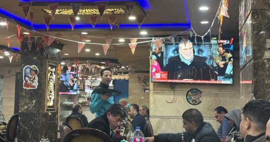 المصريون يتابعون قناة الحياة من على المقاهى فى أول سهرة رمضانية