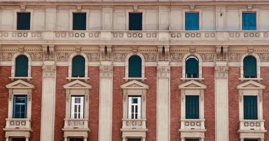 عمارة باراسكيفاس بالإسكندرية.. تحفة معمارية على الطراز الإيطالى.. فازت بجائزة أجمل مبنى معمارى فى مصر والشرق الأوسط من 100 عام.. اشتراها "منشا" أحد أشهر التجار لشدة جمالها.. وخبير: أفضل المنشأت التاريخية.. صور