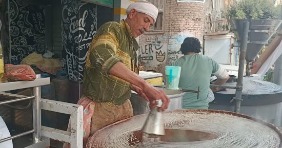 رمضان يعنى الكنافة.. أسرار الصنعة من أقدم كنفانى فى المنوفية "فيديو"