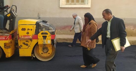 محافظ المنيا يتابع رصف شوارع ديرمواس ويؤكد سرعة الإنجاز وفق المواصفات الفنية