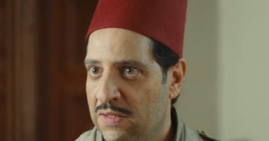 أحمد أمين يتألق فى الحلقة الأولى من مسلسل النص.. يظهر بشخصية كومسرى ونشال تائب.. ينشل أخاه ويفاجأ بنضاله ضد الإنجليز.. الكشف عن رواتب العمال فى الثلاثينيات.. صدقى صخر رجل بوليس يقبض على شقيق النص