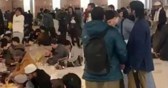 مشاهد رمضانية .. إفطار آلاف الوافدين ومئات المصريين في الجامع الأزهر