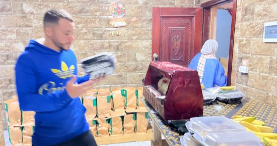مطبخ خيري يجهز وجبات للمصابين الفلسطينيين ومرافقيهم فى العريش.. فيديو