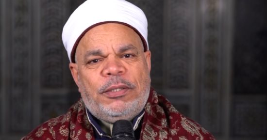 خشوع يملأ القلوب.. آذان المغرب بصوت الشيخ أحمد تميم المراغى.. فيديو